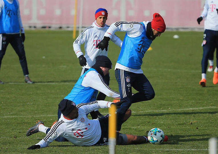 Da geht's hoch her: Jerome Boateng grätscht Mats Hummels ab.