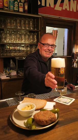 Meister am Zapfhahn: Erich Fischer sorgt für Maierbräu.