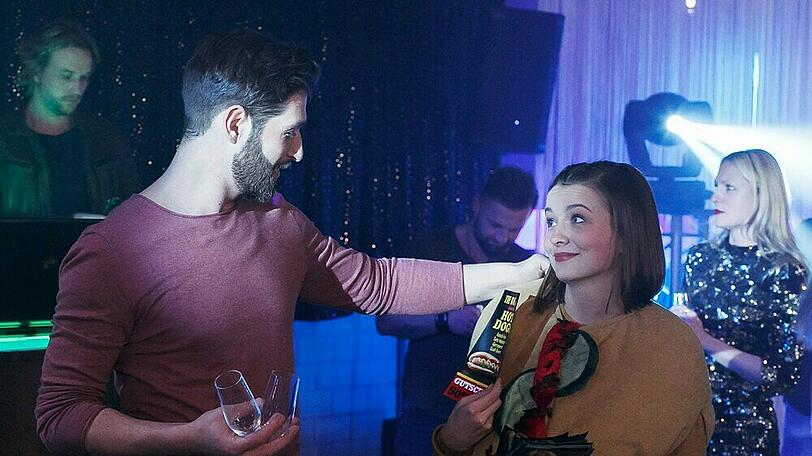 "Alles was zählt": Lucie zieht mit ihrem Nebenjob Hohn und Spott auf sich, was sie jedoch anstandslos erträgt.