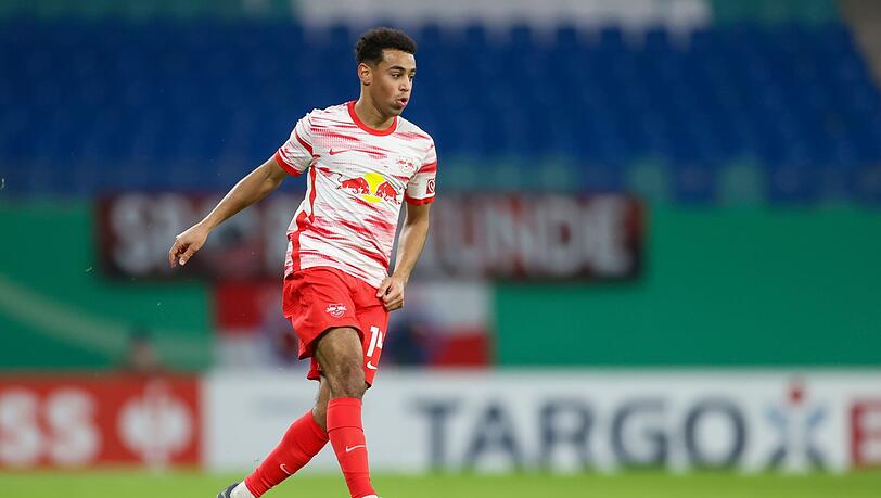 RB Leipzigs Tyler Adams spielt den Ball.