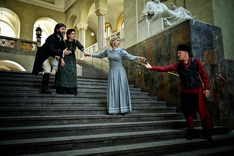 Kotschubej (Robson Tavares, links), Ljubow (Carolin Ritter), Maria (Ekaterina Isachenko) und Mazeppa (Torsten Petsch) im Treppenhaus der LMU.