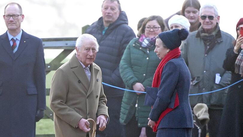 König Charles III. und Prinzessin Anne vor Schaulustigen auf dem Weg zum Sonntagsgottesdienst in Sandringham.