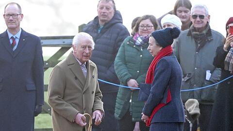 König Charles III. und Prinzessin Anne vor Schaulustigen auf dem Weg zum Sonntagsgottesdienst in Sandringham.