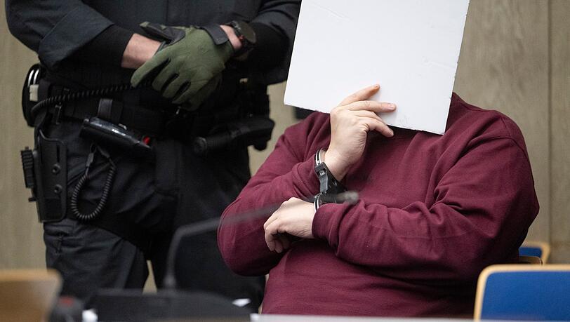 Bei der Fahrt Anfang März war der Angeklagte laut Staatsanwaltschaft gezielt auf Menschen zugefahren. Eine 83-jährige Frau und ein 54-jähriger Mann wurden getötet. Bei der Fahrt Anfang März war der Angeklagte laut Staatsanwaltschaft gezielt auf Menschen zugefahren. Eine 83-jährige Frau und ein 54-jähriger Mann wurden getötet.