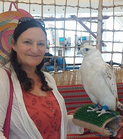 Annette Krinninger auf ihrer Reise mit einem Greifvogel.