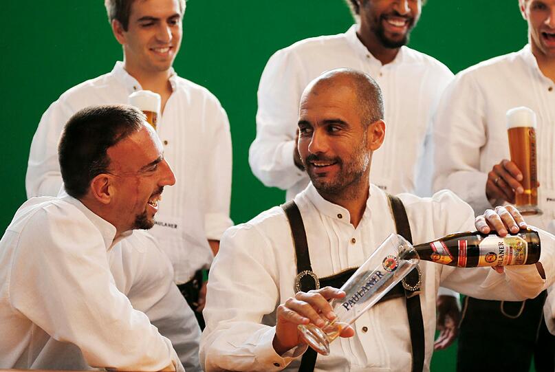 Pep Guardiola und Mario Götze rüsten sich für das Oktoberfest: Beim FC Bayern fand das traditionelle Einkleiden in Tracht und Lederhose statt. Die Bilder