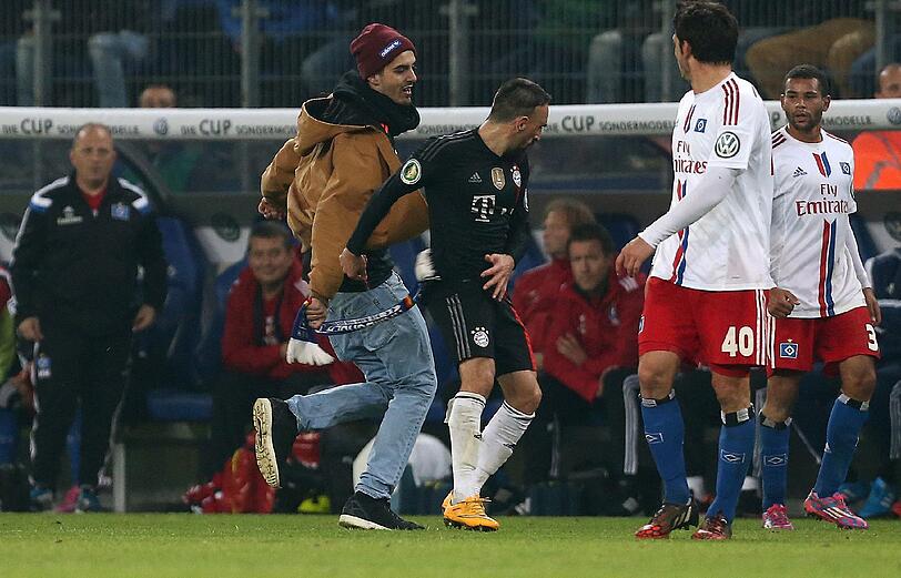 Unschöne Szene kurz vor Spielende: Ein Flitzer schlägt Franck Ribéry mit seinem Schal.