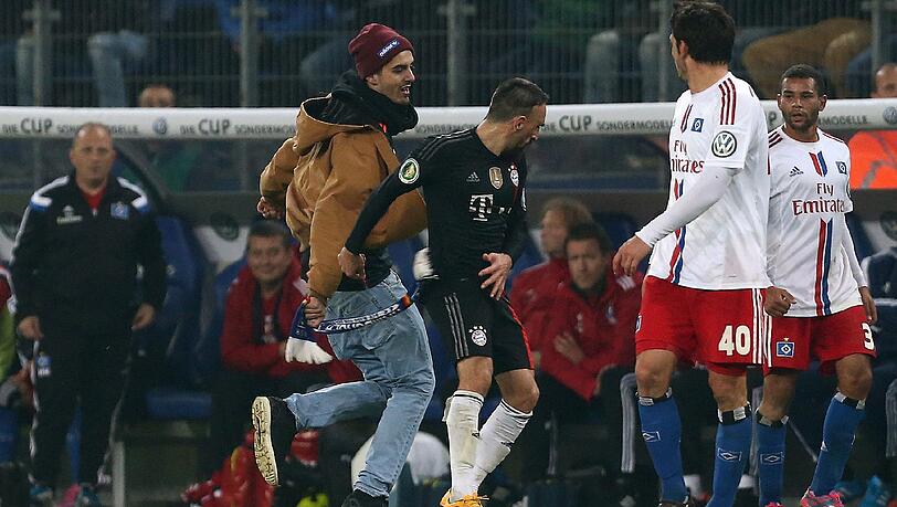 Unschöne Szene kurz vor Spielende: Ein Flitzer schlägt Franck Ribéry mit seinem Schal. Unschöne Szene kurz vor Spielende: Ein Flitzer schlägt Franck Ribéry mit seinem Schal.