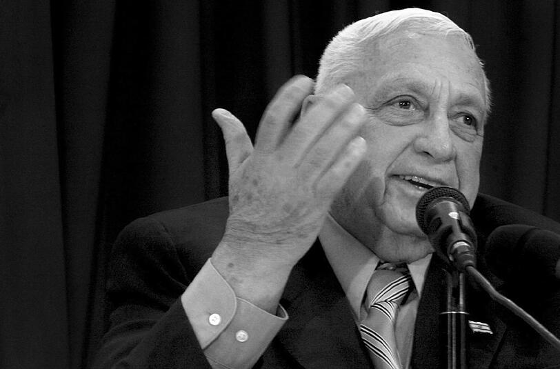 11.01. Ariel Scharon (85) Der israelische Ministerpräsident der Jahre 2001 bis 2006 galt den einen als Kriegstreiber, den anderen als Nationalheld. Er ließ sein Land einzäunen und befahl den Rückzug aus dem Gaza-Streifen, ehe er 2006 ins Koma fiel.