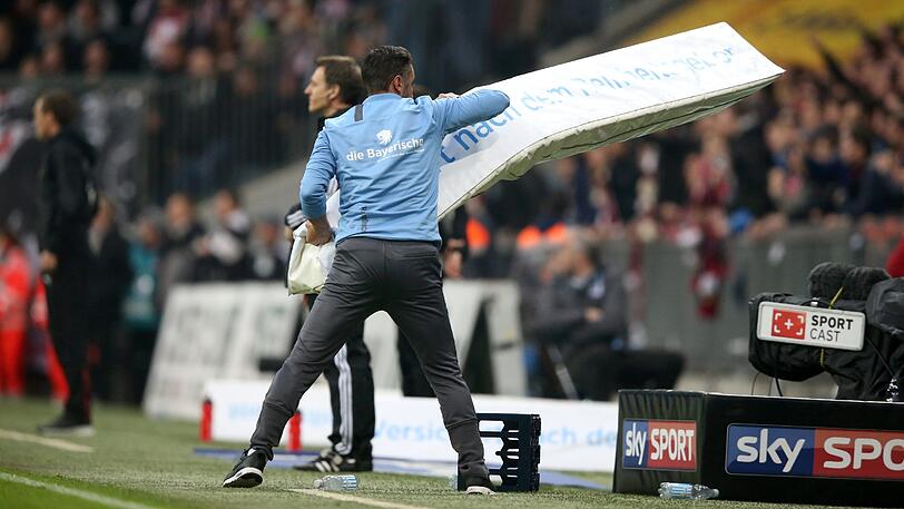 Keine Gnade mit der Sponsoren-Bande: Löwen-Trainer Vitor Pereira lässt nach dem 1:1 seinen Zorn raus.