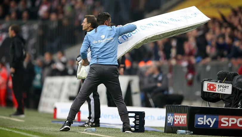 Keine Gnade mit der Sponsoren-Bande: Löwen-Trainer Vitor Pereira lässt nach dem 1:1 seinen Zorn raus. Keine Gnade mit der Sponsoren-Bande: Löwen-Trainer Vitor Pereira lässt nach dem 1:1 seinen Zorn raus.
