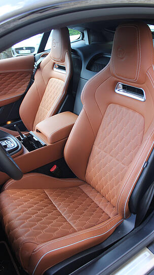 Feines Windsor-Leder und Rauten-Steppung: die Sportsitze des F-Type SVR.