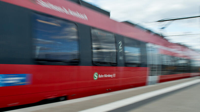 Der Mann wurde von der S-Bahn erfasst und erlitt schwerste Verletzungen. (Archivbild)