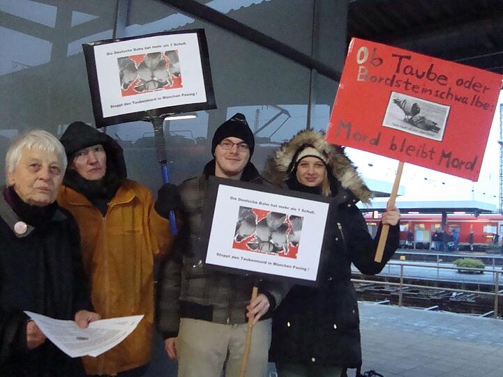 "Ob Taube oder Bordsteinschwalbe: Mord bleibt Mord!": So protestieren Tierschützer in Schweinfurt gegen das Taubentöten in Pasing.