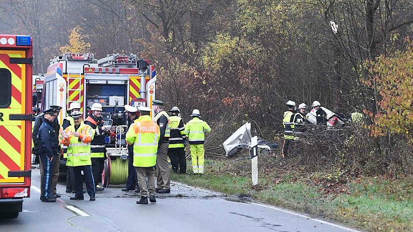 Bilder vom Unfallort: Der Merecedes ist vollkommen demoliert, die Feuerwehr konnte nur noch die Leiche des Fahrers bergen.