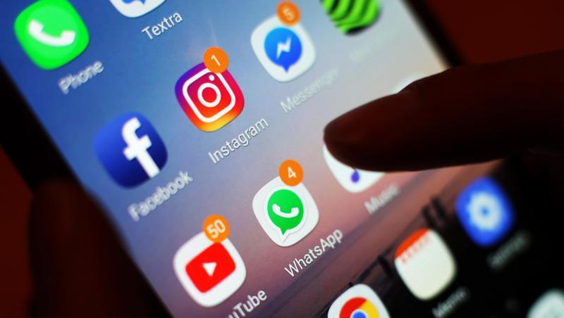 Ein Blick auf ein Smartphone mit den verschiedenen Social Media Apps, wie Facebook, Instagram, YouTube und WhatsApp.