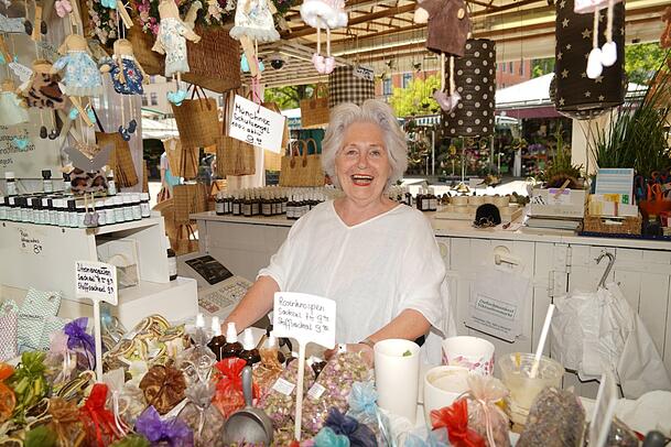Elke Fett, hier an ihrem Duftschmankerl-Stand am Viktualienmarkt. (Archivbild) Elke Fett, hier an ihrem Duftschmankerl-Stand am Viktualienmarkt. (Archivbild)