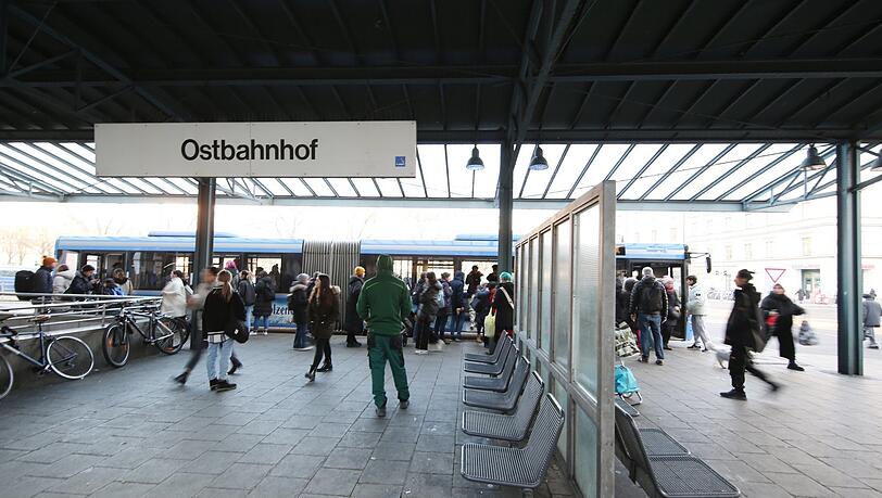 Am Busbahnhof vorm Ostbahnhof denkt man zunächst, es ist gar kein Streiktag. Busse fahren immer wieder ab.