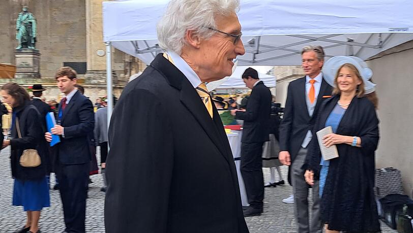 Luitpold Prinz von Bayern ist an der Theatinerkirche angekommen und wurde beim Einlass nicht erkannt. Luitpold Prinz von Bayern ist an der Theatinerkirche angekommen und wurde beim Einlass nicht erkannt.