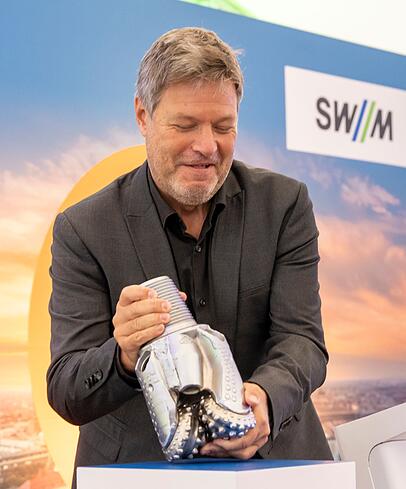 Wirtschaftsminister Robert Habeck mit dem Bohrkopf für den Bau der Geothermieanlage in München. Wirtschaftsminister Robert Habeck mit dem Bohrkopf für den Bau der Geothermieanlage in München.