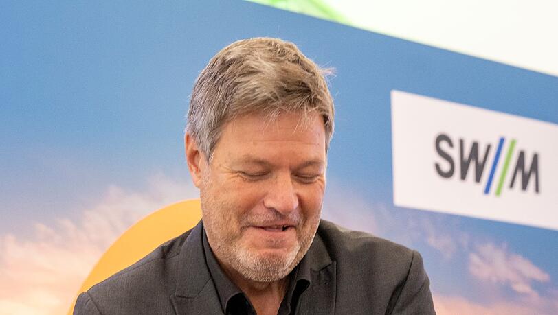 Wirtschaftsminister Robert Habeck mit dem Bohrkopf für den Bau der Geothermieanlage in München. Wirtschaftsminister Robert Habeck mit dem Bohrkopf für den Bau der Geothermieanlage in München.