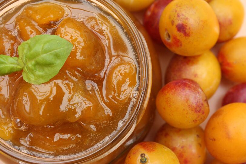 &Uuml;berreifes Obst kann auch durch Einkochen haltbar gemacht werden. Als Grundrezept werden f&uuml;r s&uuml;&szlig;e Fr&uuml;chte 250 Gramm Zucker und f&uuml;r saure Fr&uuml;chte 400 Gramm Zucker in einem Liter Wasser aufgekocht. Danach werden die Fr&uuml;chte mit dem Zuckerwasser in Gl&auml;ser gef&uuml;llt und im Ofen auf einem mit Wasser gef&uuml;llten Backblech bei 175 Grad eingekocht, bis Bl&auml;schen aus dem Wasser aufsteigen.