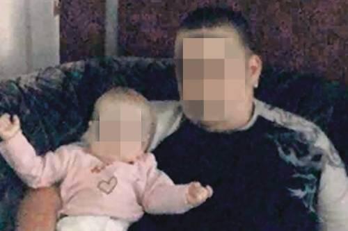 Dieses Bild lässt frösteln: Patrick R. hält die kleine Sarah im Arm. Sie verhungerte.
