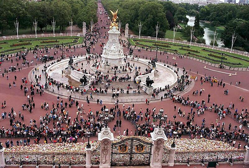 Ein Rückblick auf das bewegte Leben von Prinzessin Diana. Der Tod von Prinzessin Diana ist 15 Jahre her, doch im öffentlichen Bewusstsein geht ihre Geschichte weiter.