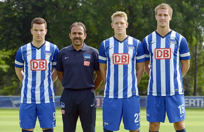 Ganz ohne Schnick-Schnack steht die Hertha zuhause auf dem Platz: Blau-weiße Längsstreifen, blaue Ärmel, Hosen und Stutzen.