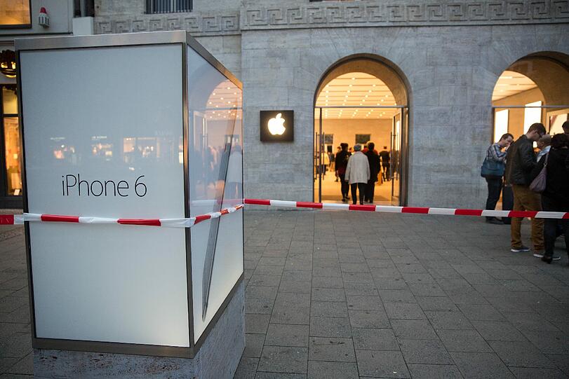 Maskierte überfallen einen Geldboten, als er aus dem Apple-Store kommt - am helllichten Tag, vor den Augen von Passanten.