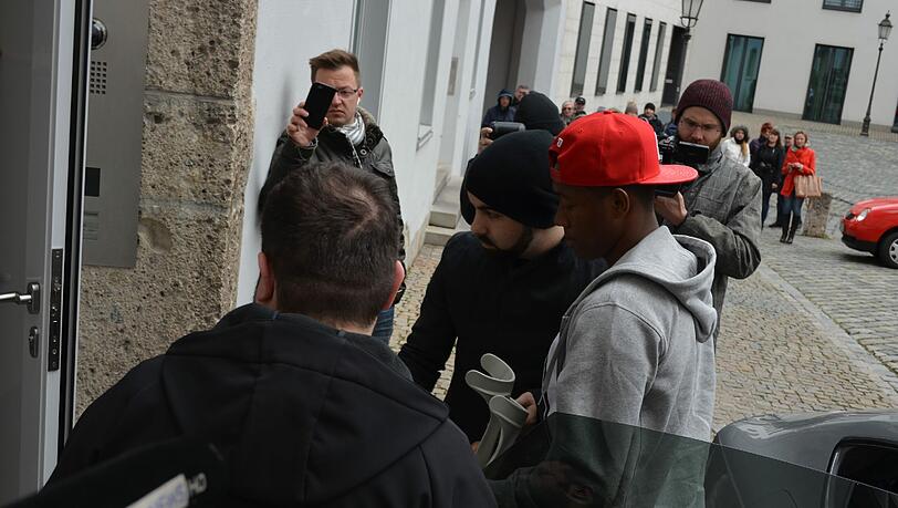 Um 11.50 Uhr kam David Alaba beim Bayern-Doc Müller-Wohlfahrt an. Auf Krücken humpelte er in die Praxis.