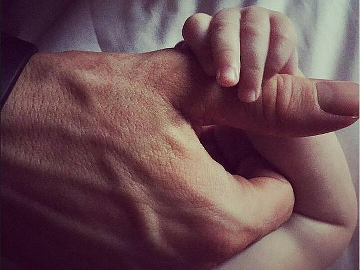 Seine kleine Tochter James hat Neu-Papa Ryan Reynolds fest im Griff