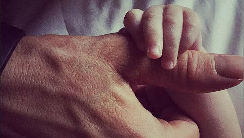 Seine kleine Tochter James hat Neu-Papa Ryan Reynolds fest im Griff Seine kleine Tochter James hat Neu-Papa Ryan Reynolds fest im Griff