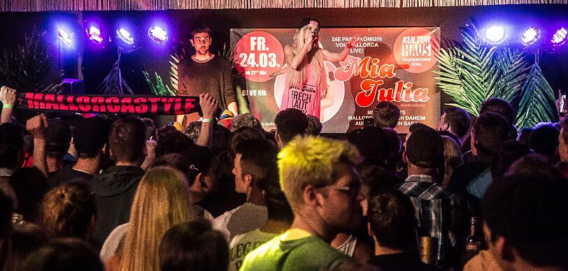 Malle-Partykönigin Mia Julia heizte den Feierwütigen im Kulturhaus in Taufkirchen so richtig ein.