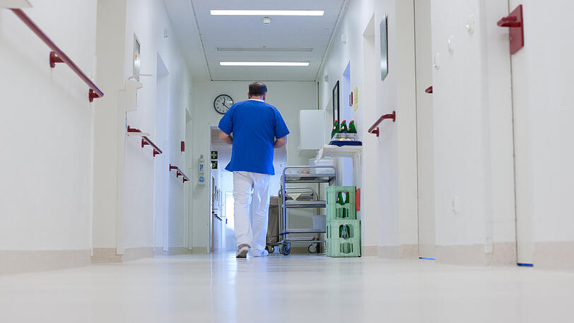 Allein auf weitem Flur: Pfleger in einem Krankenhaus in Niedersachsen.