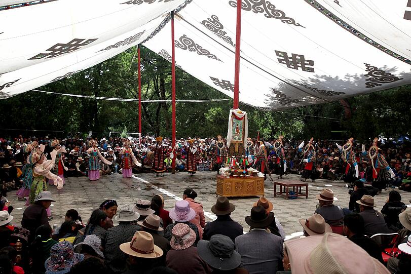 Hier tanzen sie beim "Sho Dun Festival" Anfang August in Lhasa. Auch die Ausstellung in Moosach soll blicken lassen in das Leben der Tibeter, kündigen die Veranstalter an.