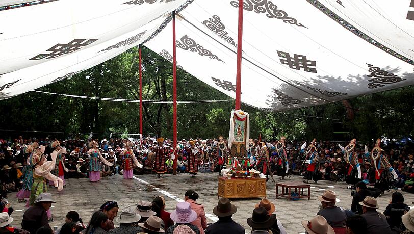 Hier tanzen sie beim "Sho Dun Festival" Anfang August in Lhasa. Auch die Ausstellung in Moosach soll blicken lassen in das Leben der Tibeter, kündigen die Veranstalter an. Hier tanzen sie beim "Sho Dun Festival" Anfang August in Lhasa. Auch die Ausstellung in Moosach soll blicken lassen in das Leben der Tibeter, kündigen die Veranstalter an.