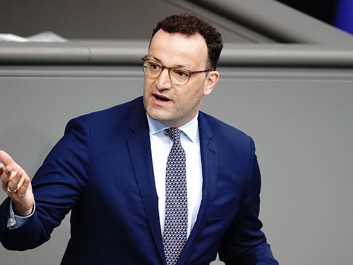 "Mein Ziel ist es, noch im Mai eine Verordnung vorzulegen, die präventive Reihen-Tests in Krankenhäusern und Pflegeheimen ermöglicht", sagt Jens Spahn.