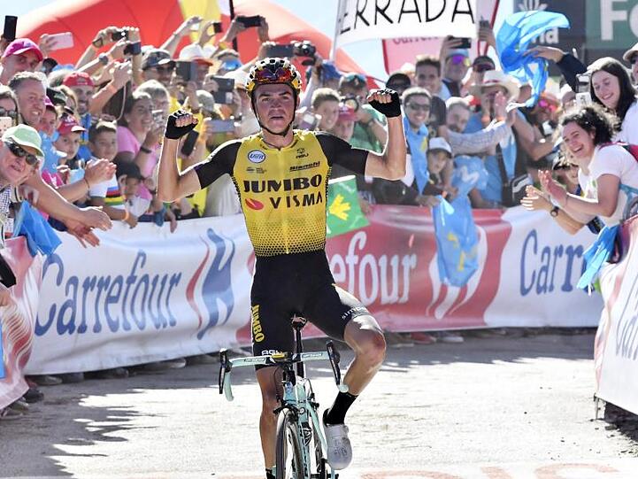 Sepp Kuss feiert seinen Solosieg auf der 15. Vuelta-Etappe.