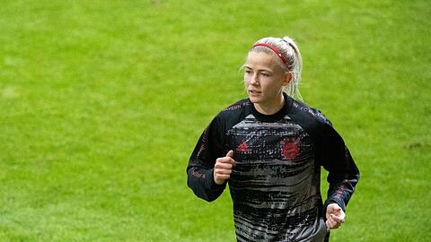 Hanna Glas vom FC Bayern München wärmt sich vor Spielbeginn auf.