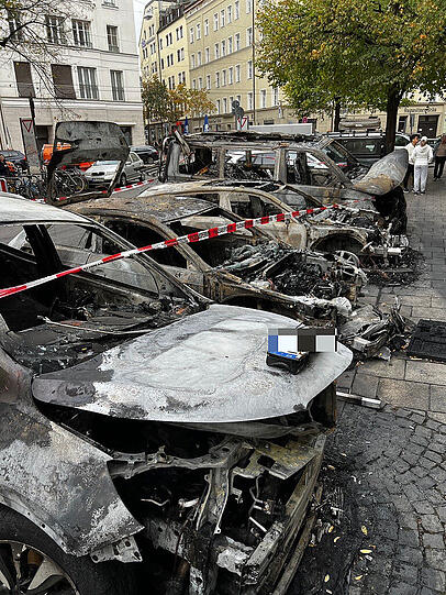 Insgesamt vier Autos brannten in der Klenzestraße.