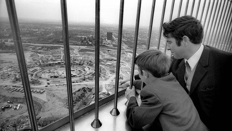 Aus der Baustelle, auf die die beiden da Anfang der 70er blicken, wird das Olympiastadion. Finden dort in 15 Jahren wieder Sommerspiele statt? Die Münchner sollen heuer entscheiden.