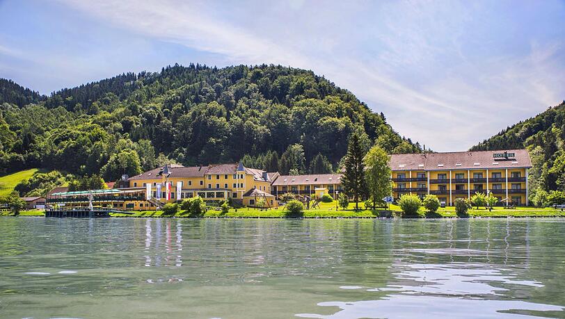 Das Vier-Sterne-Riverresort Donauschlinge liegt am Ufer der Schlögener Schlinge mit ihrer 180-Grad-Kurve. Das Vier-Sterne-Riverresort Donauschlinge liegt am Ufer der Schlögener Schlinge mit ihrer 180-Grad-Kurve.