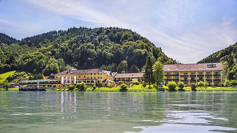 Das Vier-Sterne-Riverresort Donauschlinge liegt am Ufer der Schlögener Schlinge mit ihrer 180-Grad-Kurve.