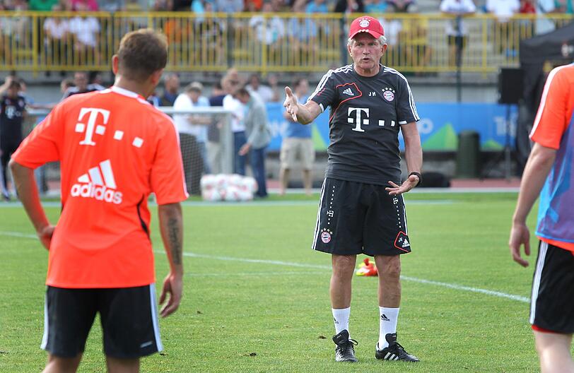 Eine Stunde und sechs Minuten trainieren die Bayern-Profis vor 1000 Fans im Stadio Comunale von Arco. Sieben Jugendspieler sind mit von der Partie - und ein Verletzter geht hervor.
