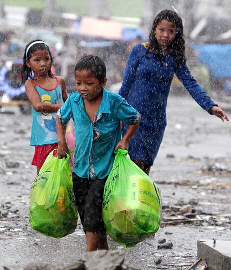 Die Menschen auf den Philippinen stehen vor dem Nichts. Und die Schreckensnachrichten von neuen Stürmen hören nicht auf. Plünderungen sind an der Tagesordnung. Die Menschen kämpfen ums pure Überleben - und gegen Plünderungen.
