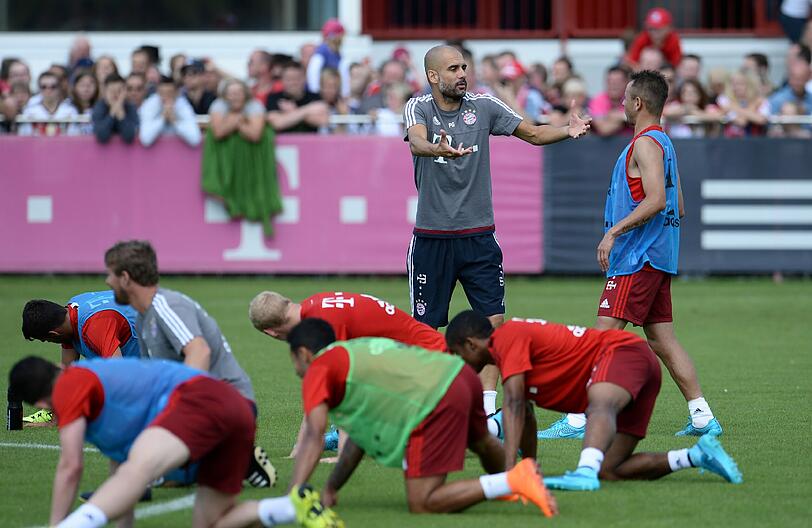 Zweikampf, Kraft, Ausdauer: So schuften die Bayern-Stars beim öffentlichen Training an der Säbener Straße.