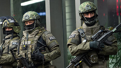 An Silvester sicherten schwer bewaffnete Polizisten den Münchner Hauptbahnhof. Am Donnerstag nahm die Polizei vorsorglich zwei Verdächtige fest.