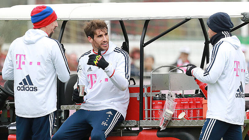 Javi Martínez (Mitte) am Mittwoch im Bayern-Training - mit seinen Kollegen Franck Ribéry und Juan Bernat (rechts).