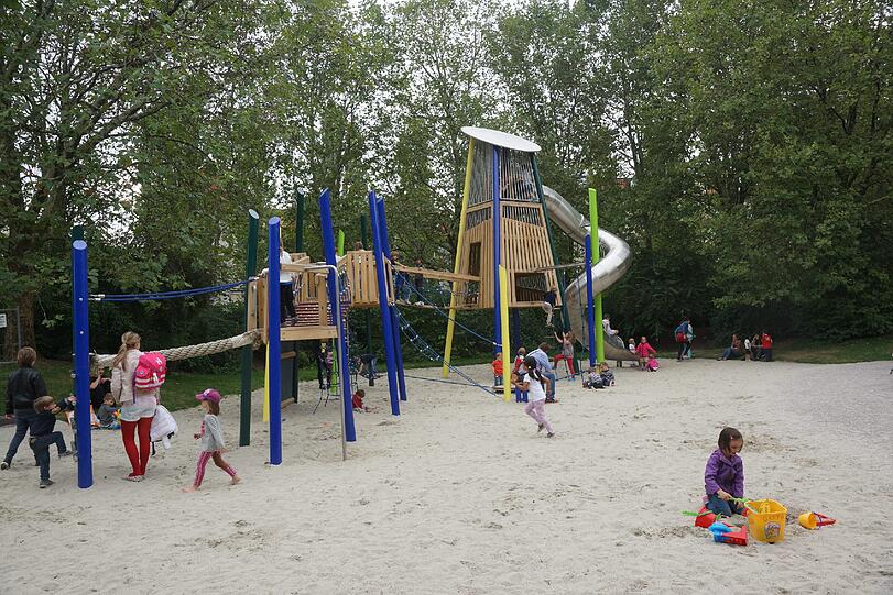 Vom Kleinkindbereich bis zum Streetball-Platz: Der Spielplatz an der Münchner Freiheit wurde von Grund auf saniert.